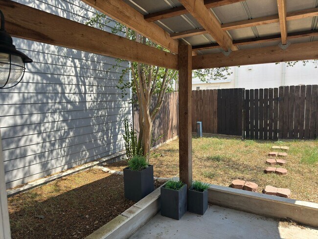 Building Photo - Single Story 2/2.5 in NW Austin