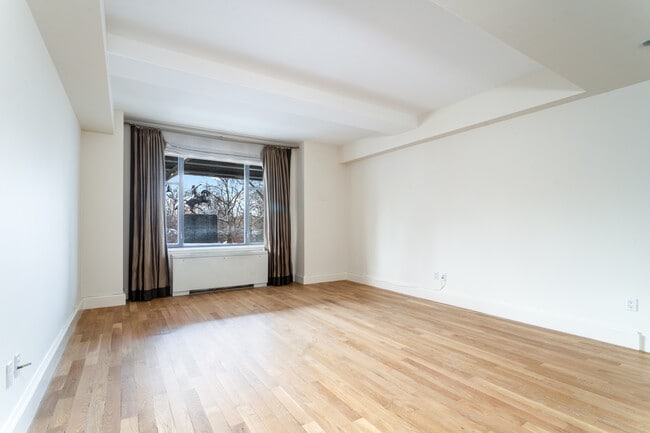 Building Photo - 110 Central Park S