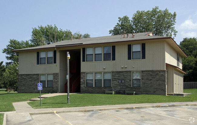 Building Photo - Maple Leaf Apartments