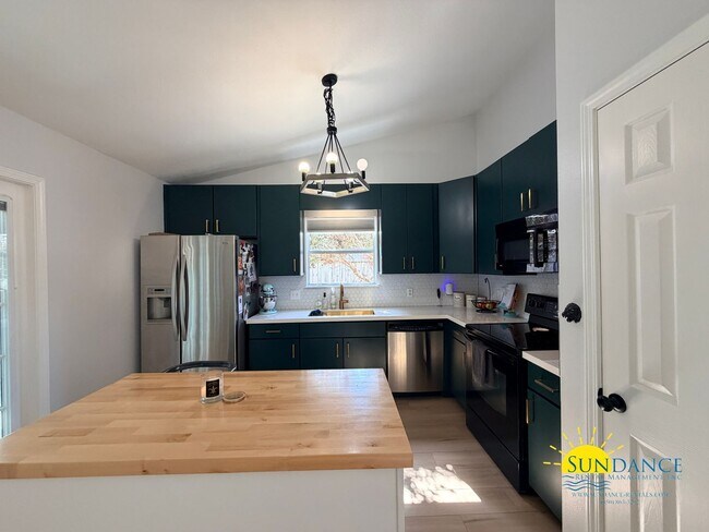 Building Photo - Stunning 3 Bedroom Home in Gulf Breeze with stand out accents!