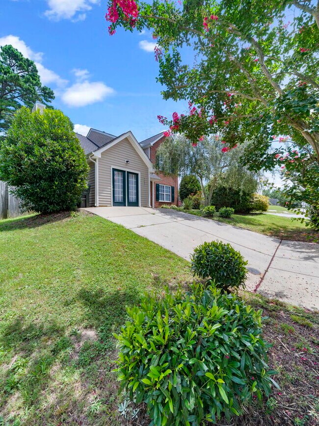 Building Photo - Spacious and Move-In Ready Home! - Fenced Yard!