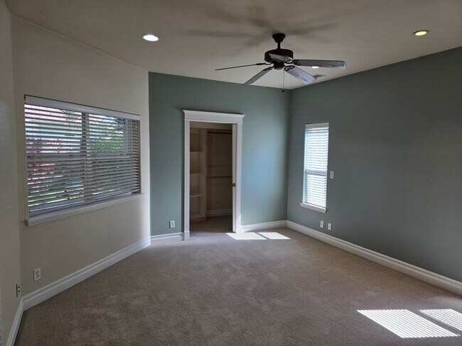 Building Photo - 105 Sterling Oaks Dr