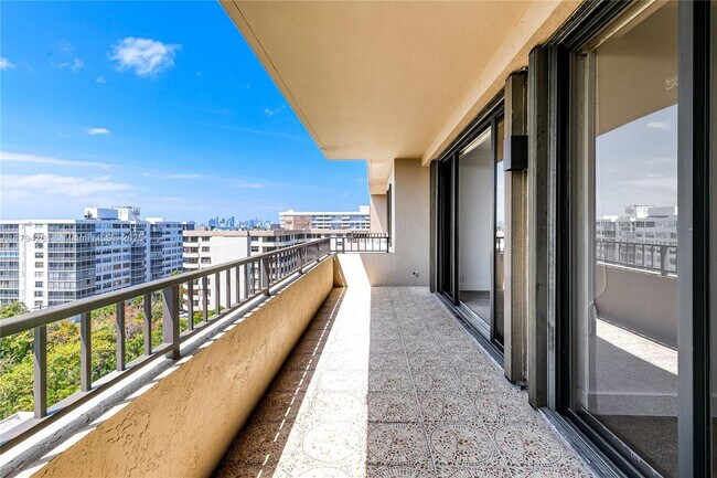 Building Photo - 251 Crandon Blvd