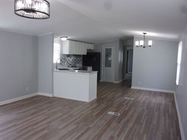 Building Photo - Beautifully Renovated 3 Bedroom 2 Bath Home in the Newport Area