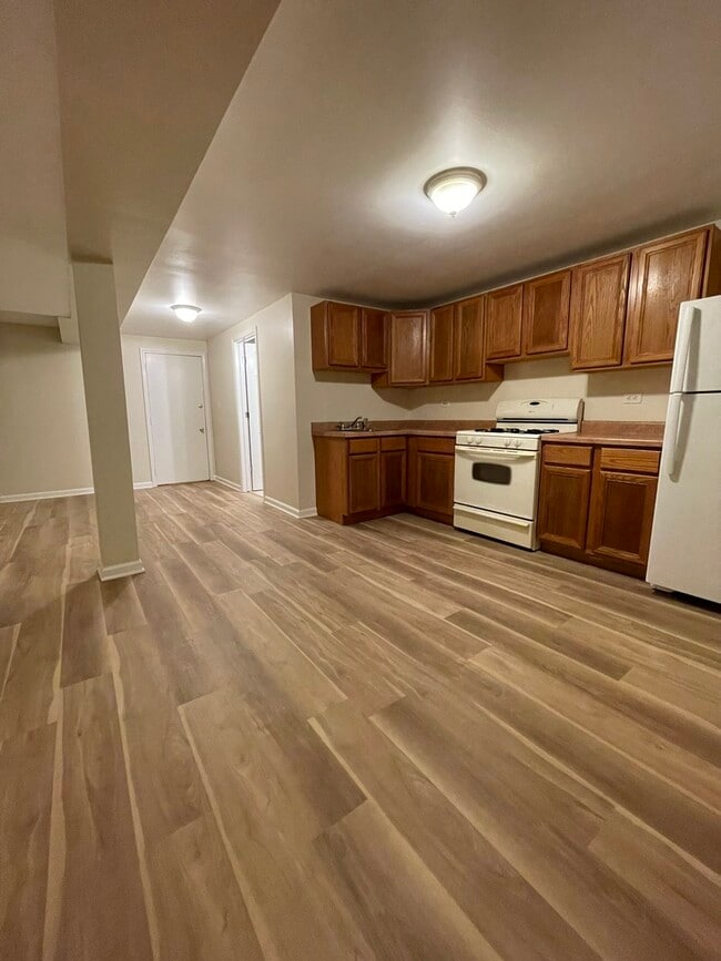 Building Photo - 6125 W Rosedale Ave