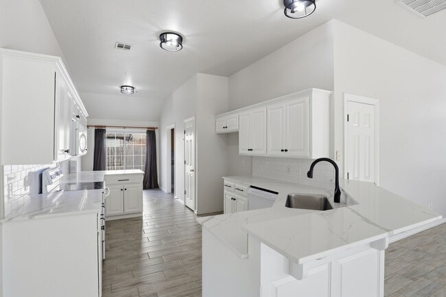 Building Photo - 4900 Cypress Lake Dr