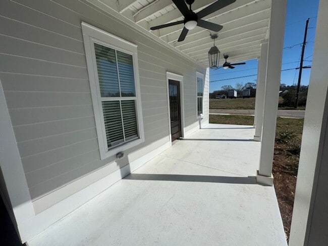 Building Photo - 621 Arthur St