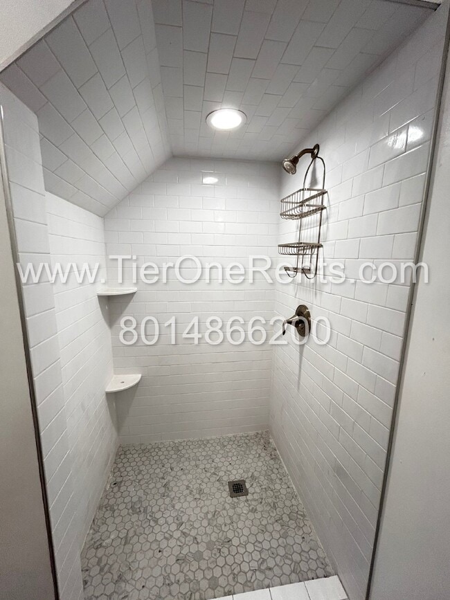 Building Photo - Move in special: $500 off first month rent!!