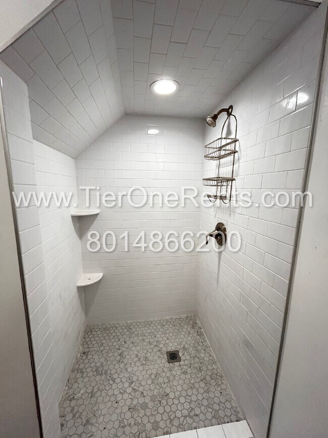 Building Photo - NO DEPOSIT option available for qualified ...