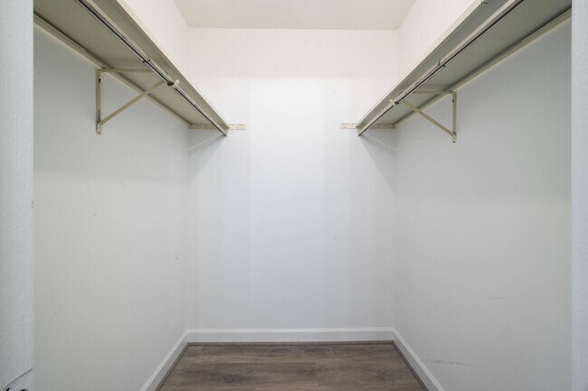 Building Photo - 0N 24 Ambleside Dr