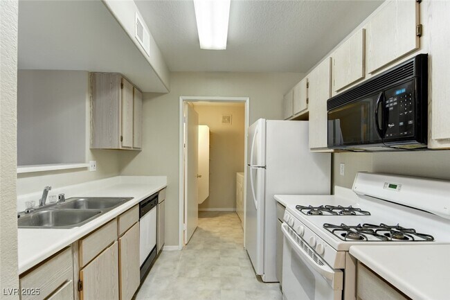 Building Photo - 7885 W Flamingo Rd