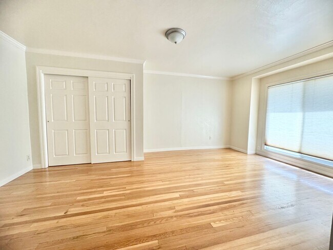 Building Photo - 548 W 4th Ave