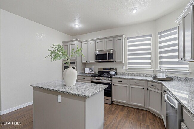 Building Photo - 3121 Tierra Paola Ln