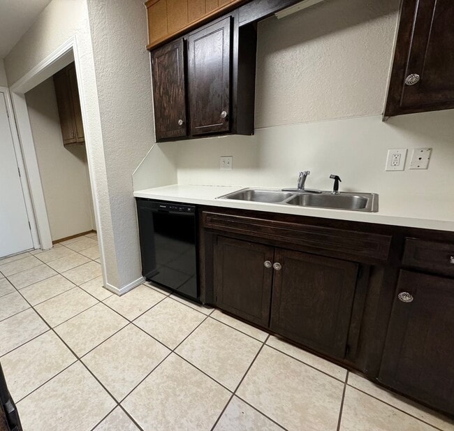 Building Photo - Gorgeous 3 bedroom 2 bathroom home