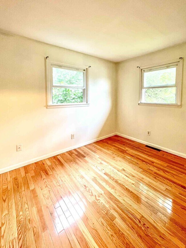 Building Photo - 5 bedroom, 2 bathroom house (29 East Terrace)