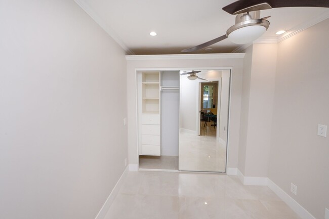 Building Photo - 1 Bedroom + Den / 1 Bath Condo w/ patio an...