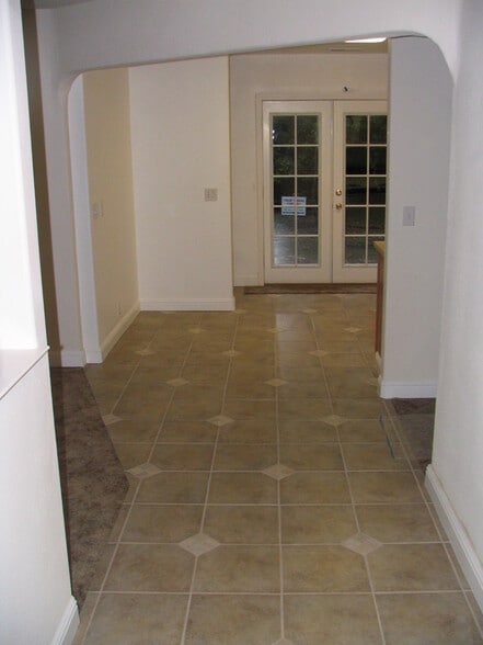 Building Photo - 802 W 4th Ave