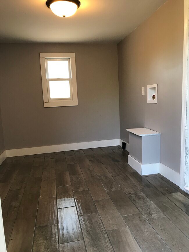 Building Photo - 226 E Main St