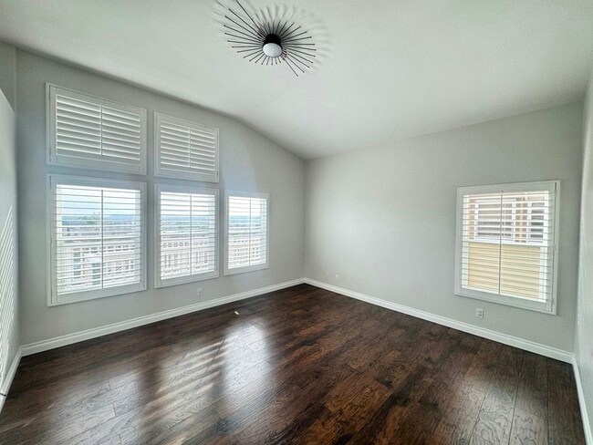 Building Photo - 4 Pastora