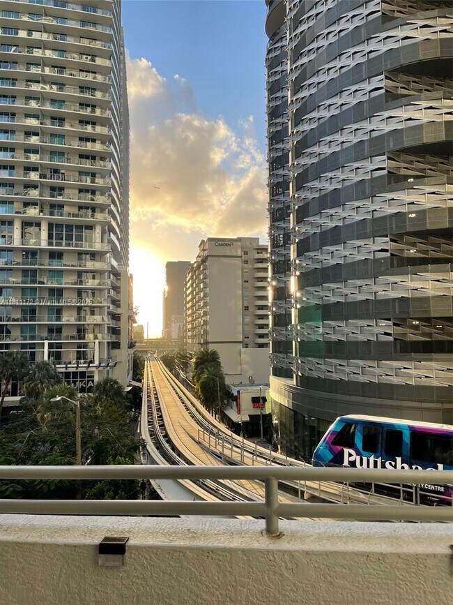 Building Photo - 1050 Brickell Ave