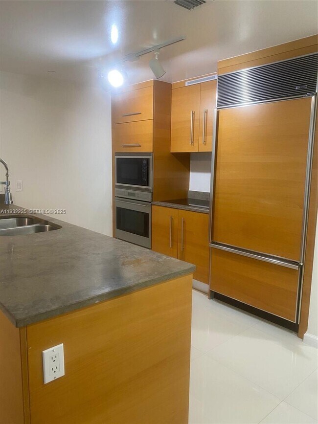 Building Photo - 475 Brickell Ave