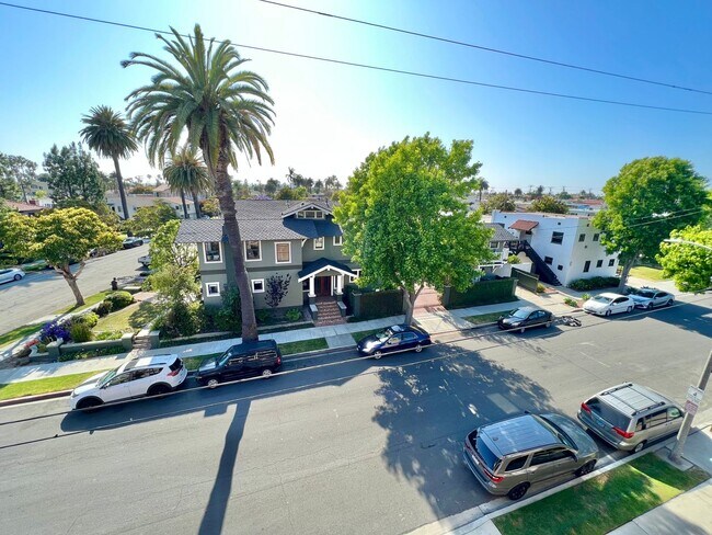Building Photo - Top Floor Ocean View 1 Bed | Fully Remodeled | Large Balcony | Prime 2nd Street Location