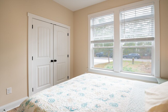 Building Photo - FURNISHED OFF-SEASON MONTHLY RENTAL-STARTI...