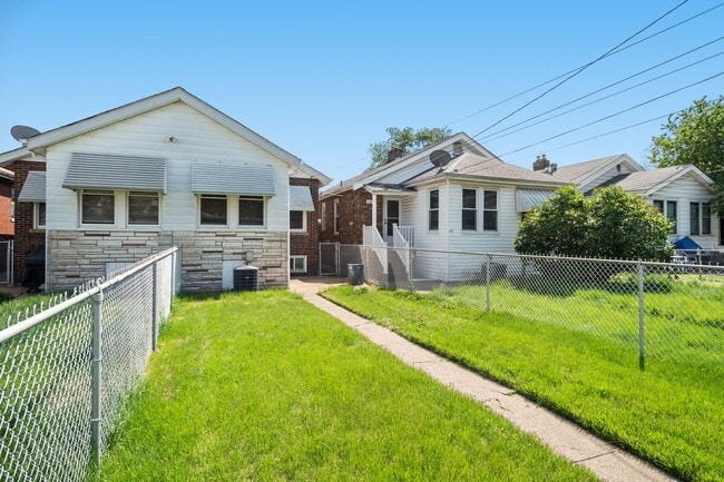 Building Photo - 6271-6273 Odell