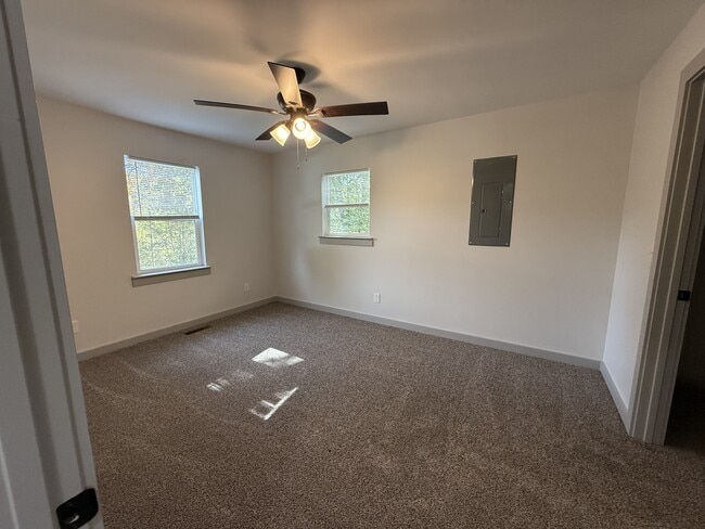 Building Photo - 217 Geren Dr