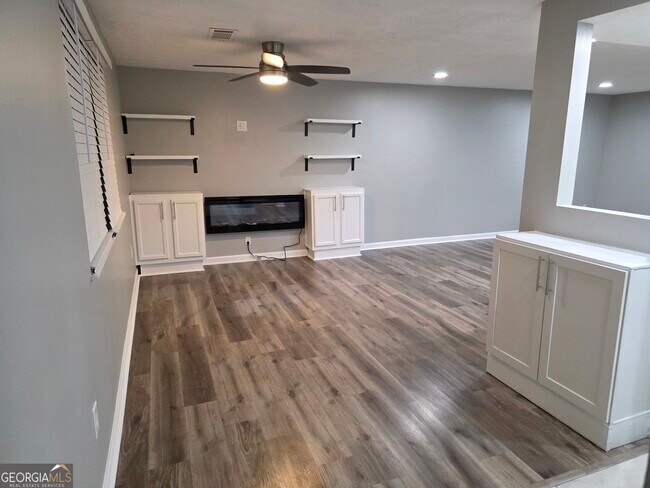 Building Photo - 5349 Tracey Dr
