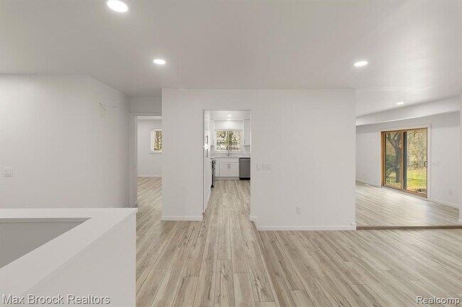 Building Photo - 6207 Nicholas Dr