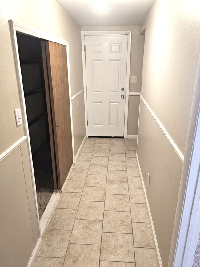 Building Photo - Spacious Ranch Home