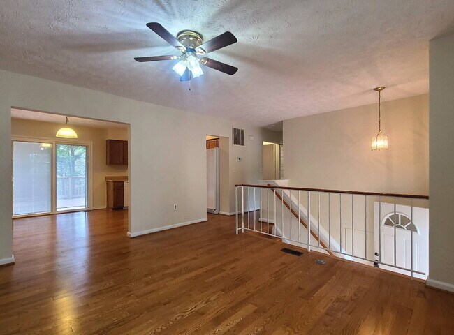 Building Photo - 3 BR, 2 BA Home with Garage and Fenced Yard