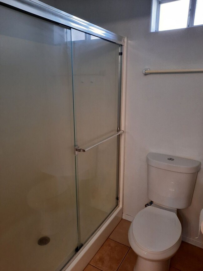 Building Photo - 4 bedroom/2 bath Home available in Bullhead City in Desirable El Camino Village.