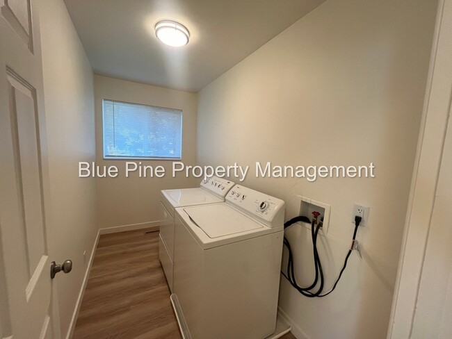 Building Photo - 810 Bergeson Dr