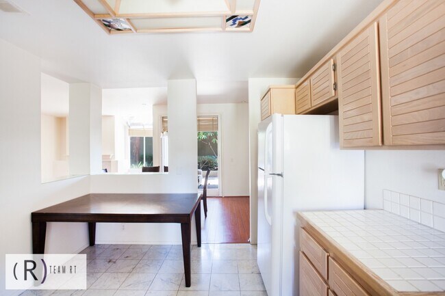 Building Photo - Fully Furnished 3be/3ba Home in Desirable ...