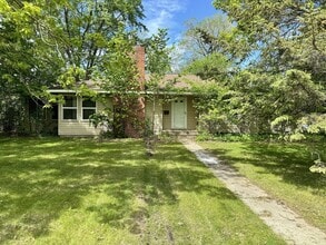 Building Photo - FIVE BEDROOM- Walking Distance to BSU
