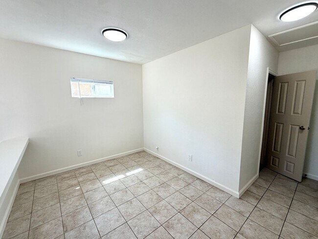 Building Photo - 487 E 11th St