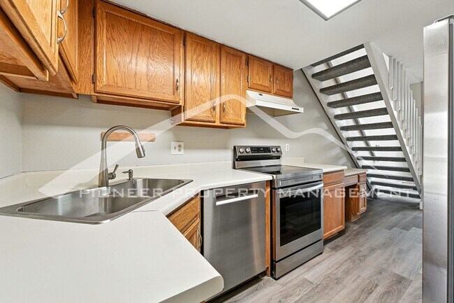 Building Photo - Spacious Condo with Washer/Dryer and Centr...