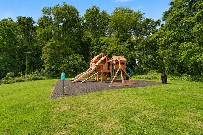 Building Photo - 5 Fishkill Glen Dr