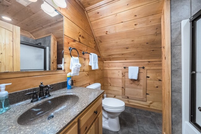 Building Photo - Sevierville 37876 - 3 bedroom, 3.5 Bath, 2486 sq. ft. Cabin and a 672 sq. ft. Studio above garage...