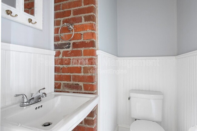 Building Photo - 1500 Cedar Ln