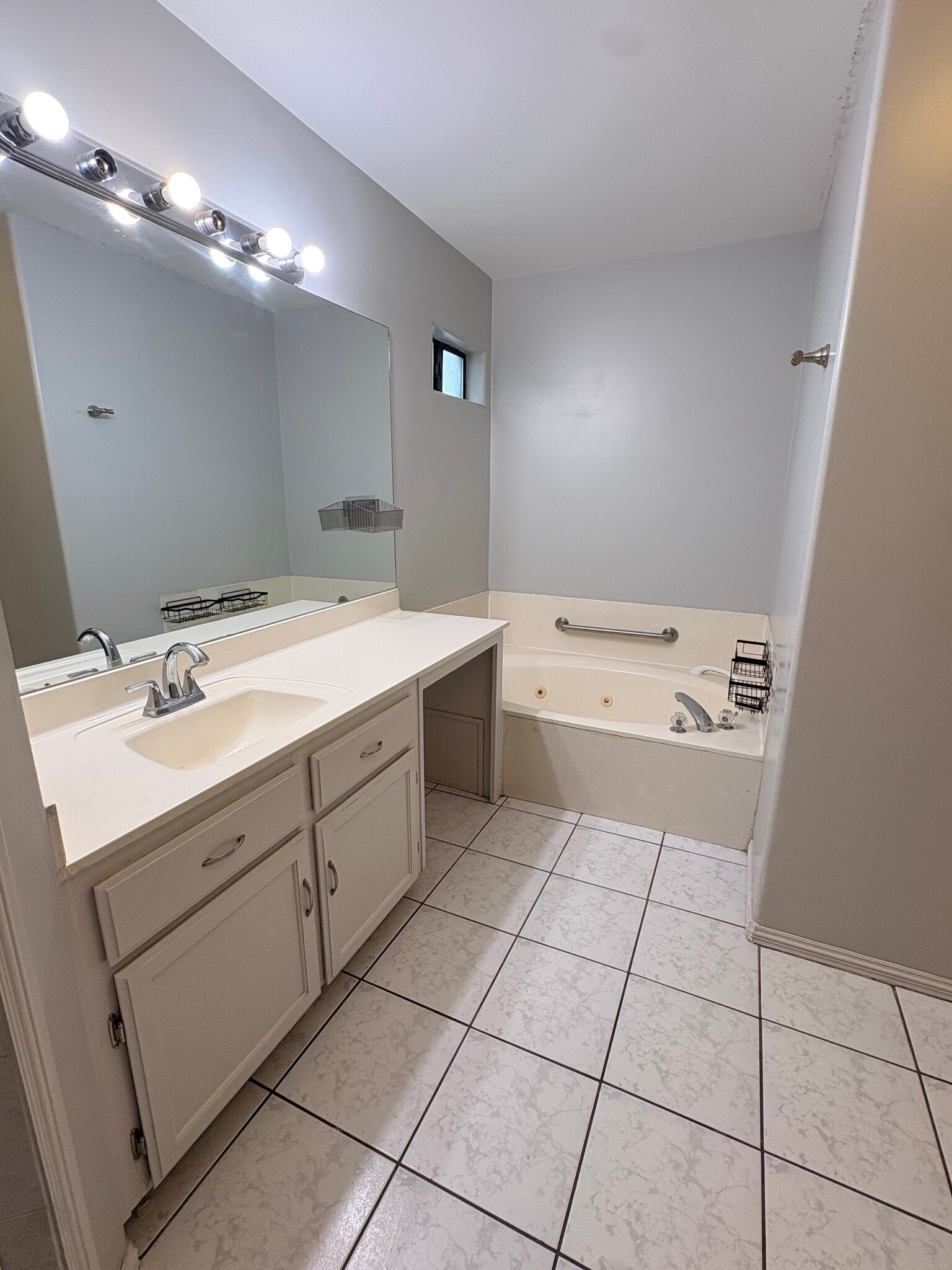 Master bathroom - 2921 W Iris Ave