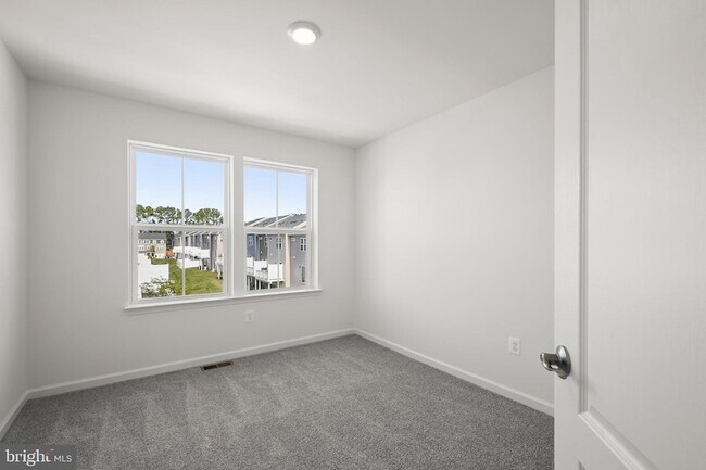 Building Photo - 643 Eastland Row