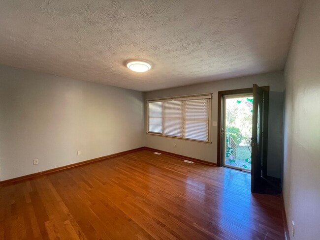 Building Photo - 2-3 Bedroom house with 2 bathrooms and garage