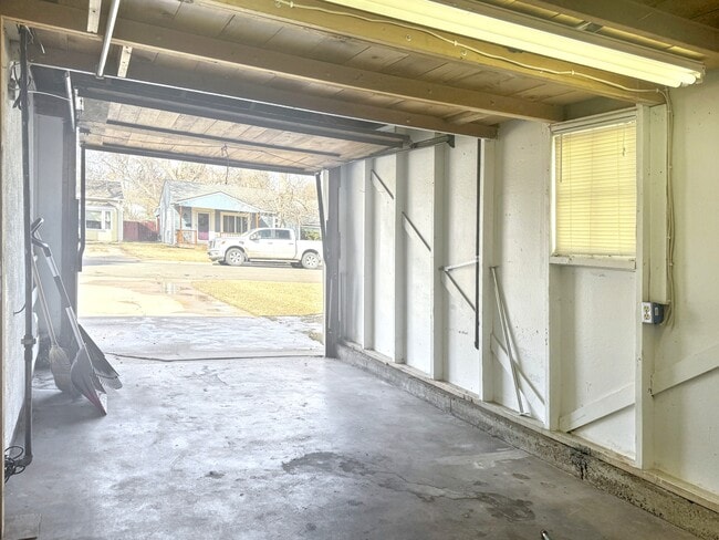 Building Photo - 1050 E Bates Pkwy