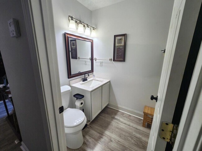 Building Photo - 6031 Ambassador Dr