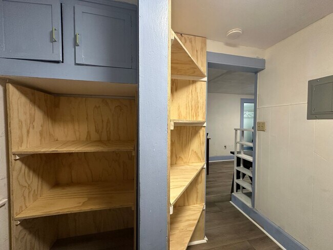 Building Photo - Upstairs apartment near United Regional Ho...