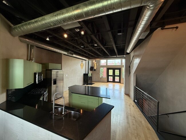 Building Photo - 825 W Daggett Ave