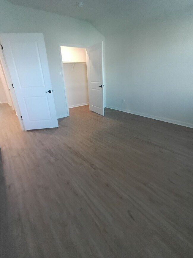 Building Photo - No Carpet! Gated 3 Bedroom Townhome